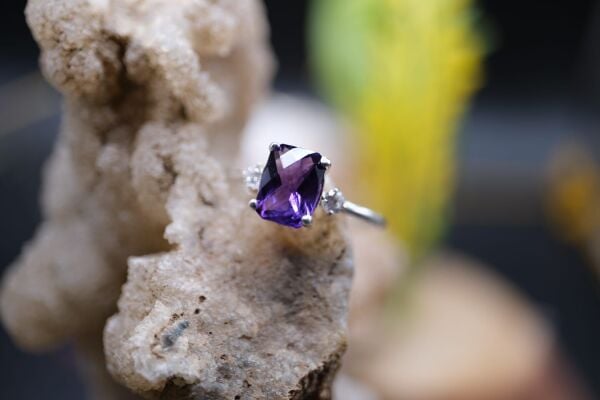 1.10ct Natural Octagon Ametist 925 Ayar 2.00 Gram Gümüş Yüzük ( Yan taşlar Atomdur) No:13