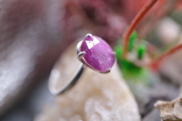 2.26ct 10x8mm Oval Kırımızımsı Mor  Safir 925 Ayar Gümüş Yüzük