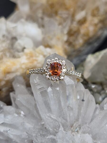 0.21ct Kırmızı Safir- 0.12ct E/F Diamond 2.23gr 14 Ayar Rose Renk  Yüzük