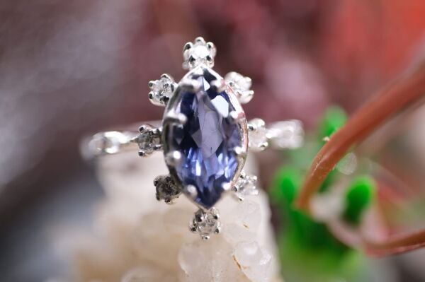 1.25ct Natural İyolit 2.89 Gram 925 Ayar Gümüş Yüzük ( Çevre Taşları Atomdur)