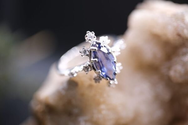 1.25ct Natural İyolit 2.89 Gram 925 Ayar Gümüş Yüzük ( Çevre Taşları Atomdur)