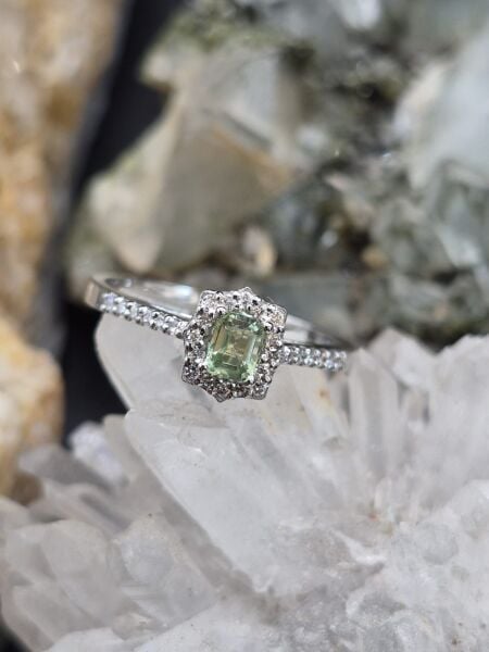 0.21ct Yeşil Safir- 0.12ct E/F Diamond 2.23gr 14 Ayar Beyaz Altın  Yüzük