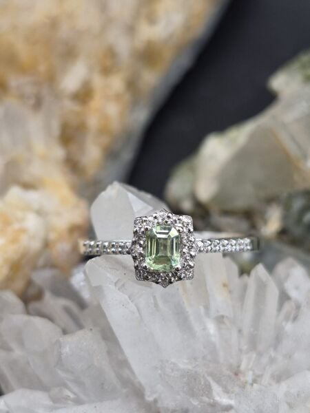 0.21ct Yeşil Safir- 0.12ct E/F Diamond 2.23gr 14 Ayar Beyaz Altın  Yüzük