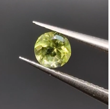 0.65ct 5mm Round Natural Peridot