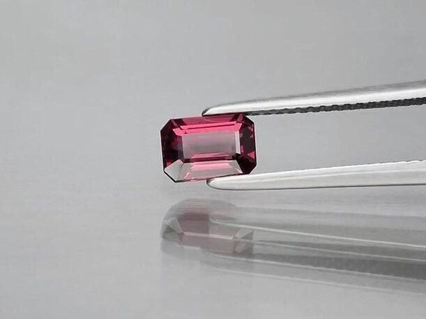 1.02ct 6.5x4.5mm Octagon Natural Purplish Pink Rhodolite Garnet,Madagascar