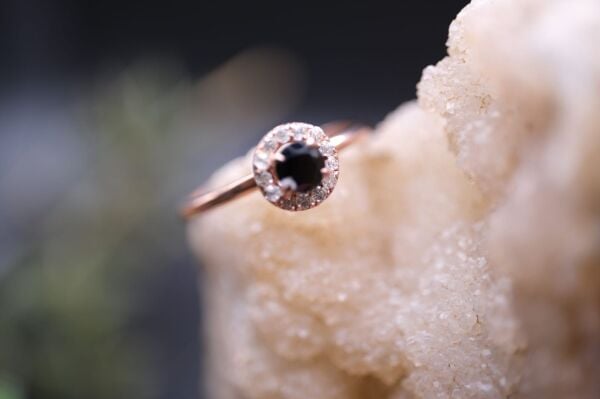 Alaşımlı Kararmaz Gümüş Üzeri ( Rose)  Natural 0.32ct Spinel 0.17ct Beyaz Topaz  Yüzük ( No:15)