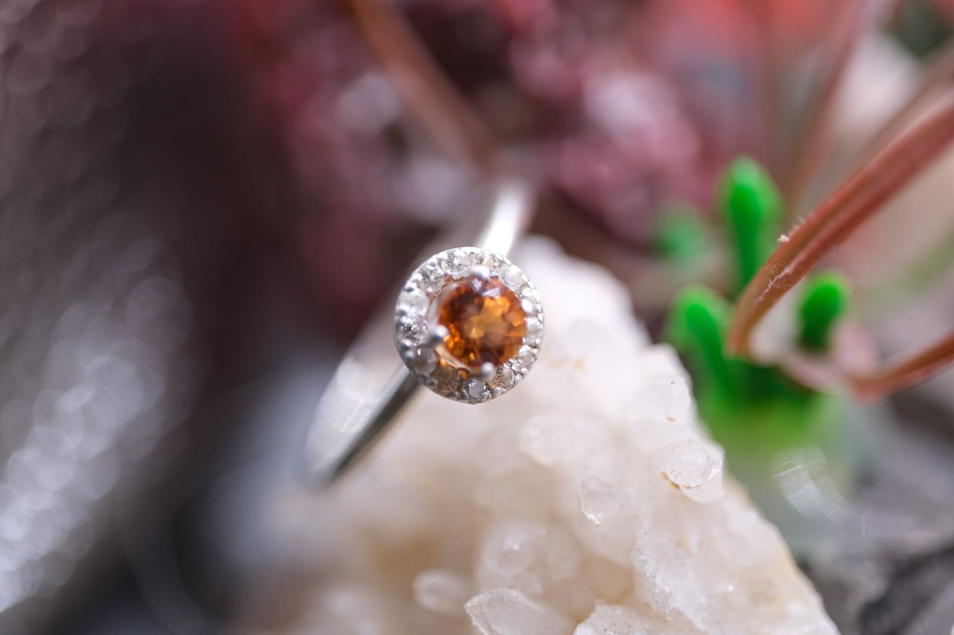 Alaşımlı Kararmaz Gümüş Üzeri  Natural 0.32ct Assonit  0.17ct Beyaz Topaz  Yüzük( No:15)