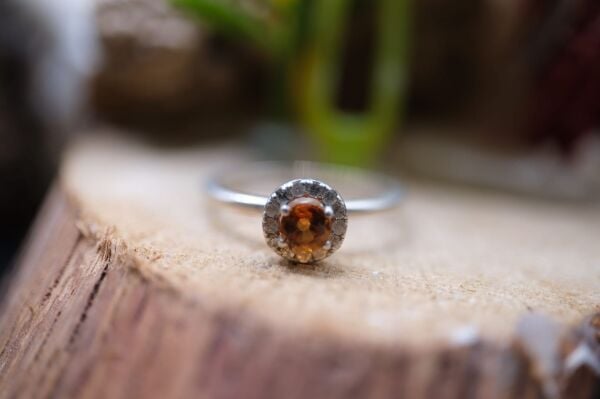 Alaşımlı Kararmaz Gümüş Üzeri  Natural 0.32ct Assonit  0.17ct Beyaz Topaz  Yüzük( No:15)