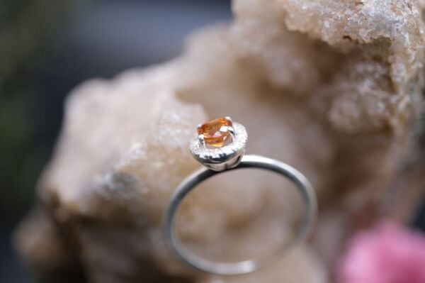 Alaşımlı Kararmaz Gümüş Üzeri  Natural 0.32ct Assonit  0.17ct Beyaz Topaz  Yüzük( No:15)