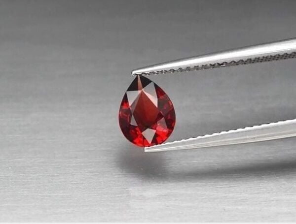 1.05ct VS Pear Natural Purplish Pink Rhodolite Garnet, Madagascar