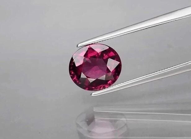 3.54ct 9.7x8.5mm Oval Natural Purplish Pink Rhodolite Garnet Gemstone Madagascar