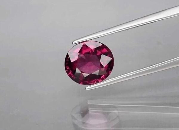 3.54ct 9.7x8.5mm Oval Natural Purplish Pink Rhodolite Garnet Gemstone Madagascar