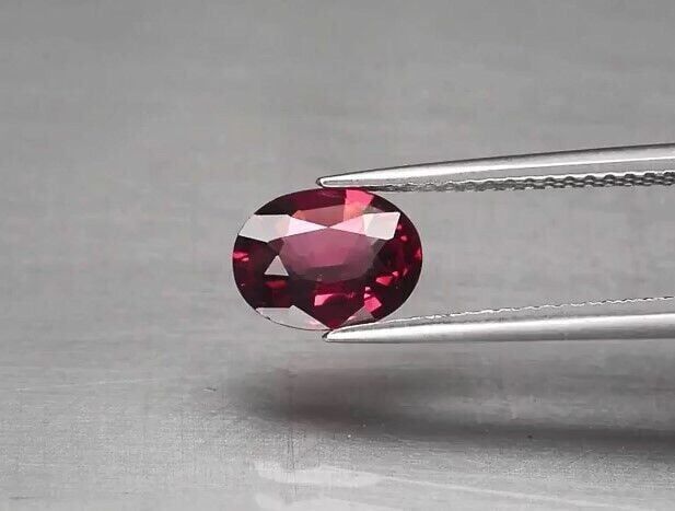 1.53ct 8x6.2mm VS Oval Natural Purplish Pink Rhodolite Garnet, Tanzania