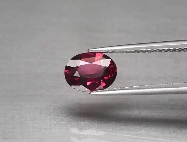 1.53ct 8x6.2mm VS Oval Natural Purplish Pink Rhodolite Garnet, Tanzania