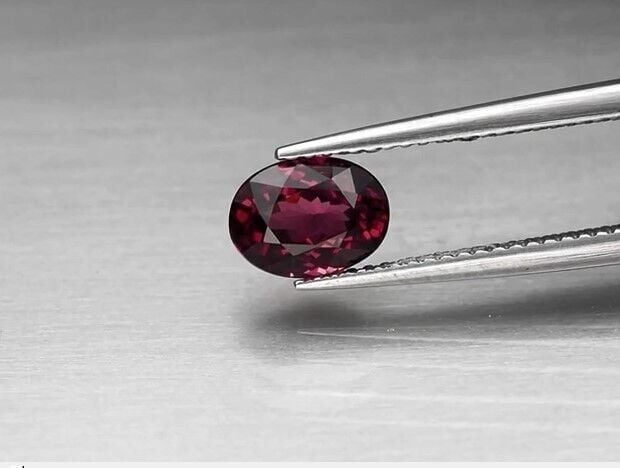 1.59ct 8x6mm VVS Oval Natural Purplish Pink Rhodolite Garnet Madagascar