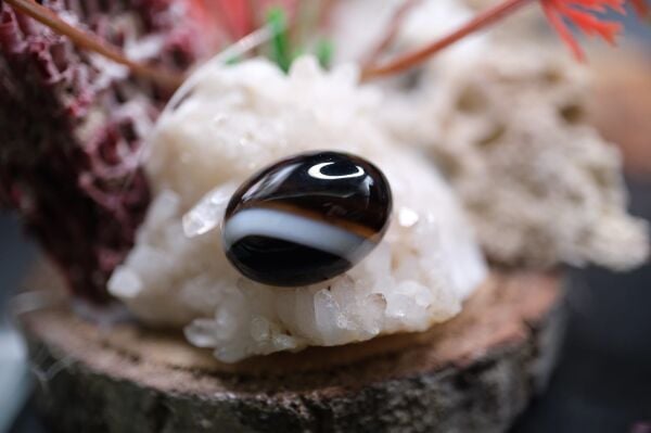 12.65ct 17.8x13mm Natural Banded Agate