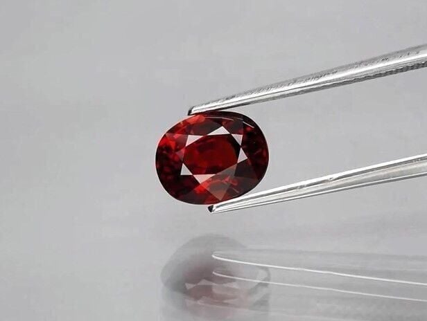 2.65ct 8.7x7mm VS Oval Natural Reddish Purple Rhodolite Garnet, Mozambique