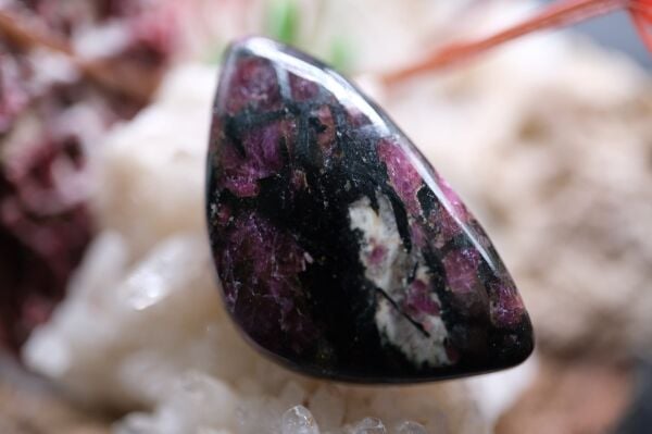 27.55ct 31.4x18.1mm Natural Eudolite Stone