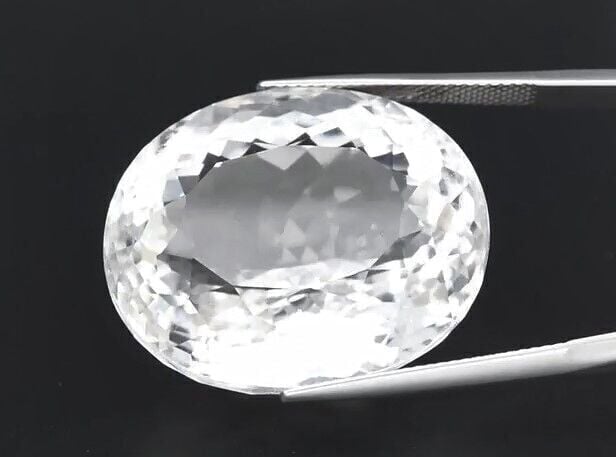 60.06ct 27.5x22.8mm VS Oval Natural White Quartz Myanmar