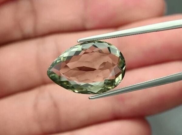 9.67ct 18.3x12.4mm VS Pear Natural Green Quartz, Brazil