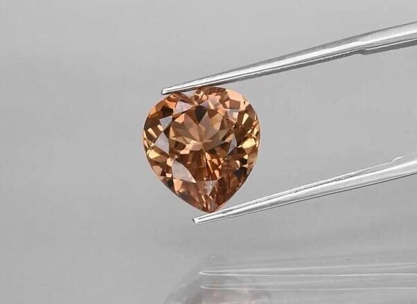 6.76ct 11.7x11mm VS Heart Natural Champagne Topaz, Brazil