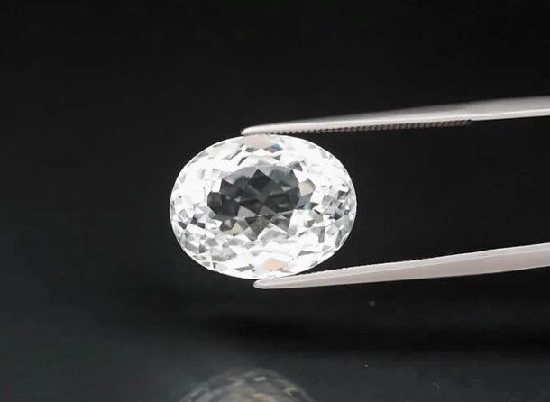 13.19ct 15.2x11.7mm VS Oval Natural White Topaz Unheated, Brazil