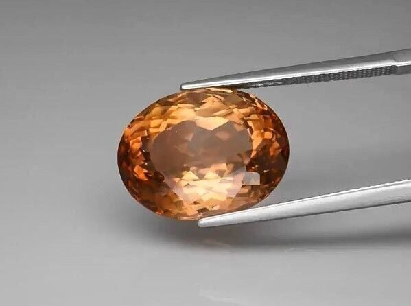 12.94ct 15.5x11.8mm VS Oval Natural Champagne Topaz, Brazil