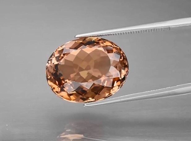 13.75ct 16.3x12.8mm VVS Oval Natural Champagne Topaz, Brazil