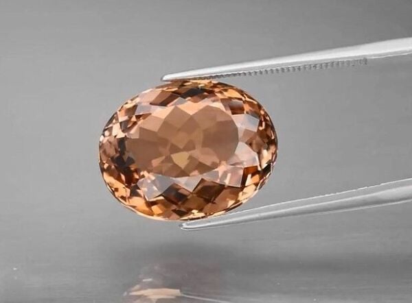 13.75ct 16.3x12.8mm VVS Oval Natural Champagne Topaz, Brazil