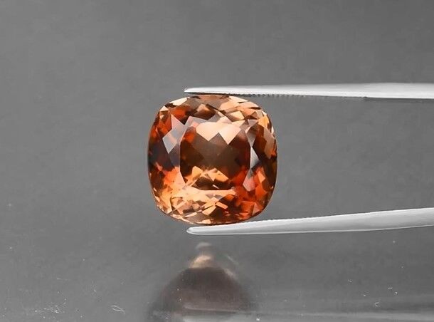 14.56ct 13.5x13.5mm VS Cushion Natural Champagne Topaz, Brazil