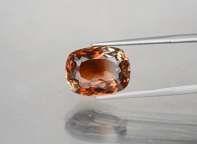 12.33ct 15.4x10.7mm VVS Cushion Natural Champagne Topaz, Brazil