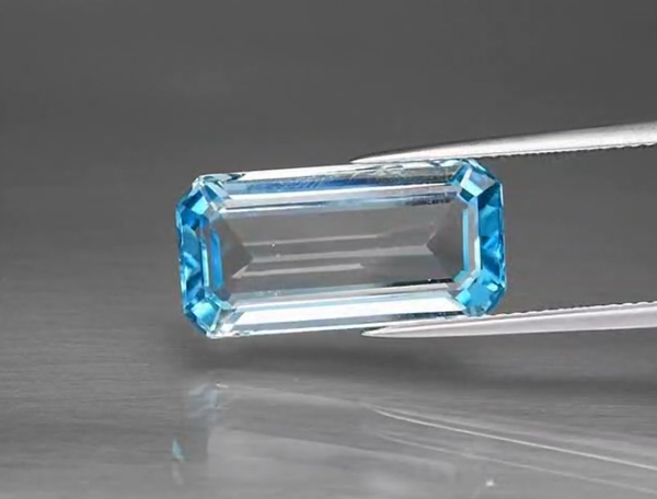 11.30ct 19x9.4mm VS Octagon Natural Sky Blue Topaz, Brazil