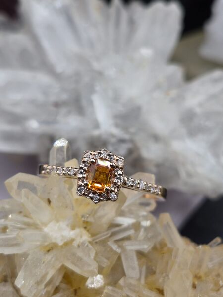 0.21ct Sarı Safir- 0.12ct E/F Diamond 2.23gr 14 Ayar Rose Renk  Yüzük