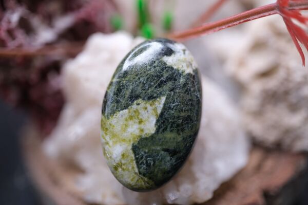 25.00ct 27.2x17.5mm Oval Natural Lizardite