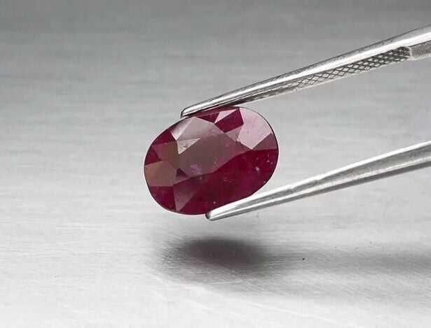4.08ct 11.2x8.7mm Oval Purplish Red Ruby Tanzania *Heated