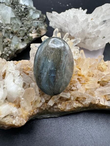 27.15ct 26.7x18.4 mm Natural Labradorite
