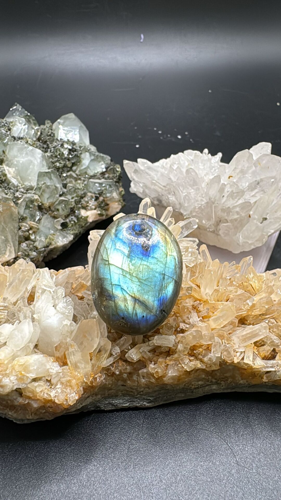 31.45ct 26.8x20.1 mm Natural Labradorite