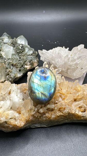 31.45ct 26.8x20.1 mm Natural Labradorite