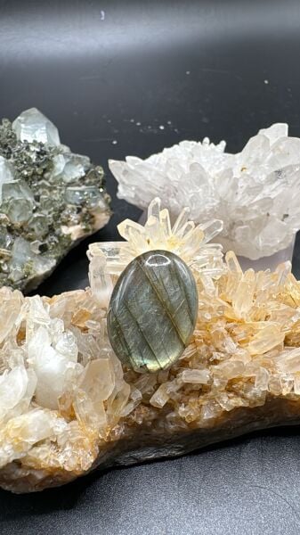 18.05ct 21.10x15.20 mm Natural Labradorite