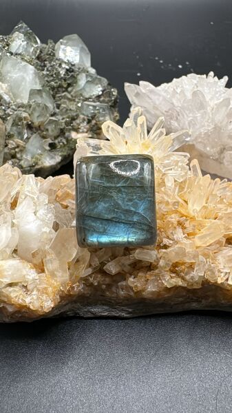 25.85ct 18.6x16.2 mm Natural Labradorite