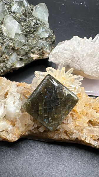 30.65ct 22.4x20.8 mm Natural Labradorite