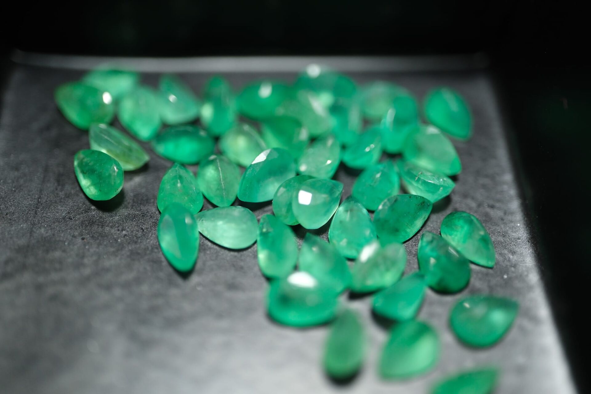 0.41ct 6x4mm Pear Natural Emerald , Zambia (1.Kalite )