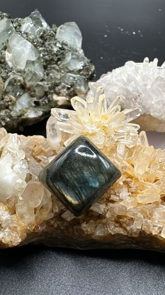 18.05ct 16.9x15.8 mm Natural Labradorite