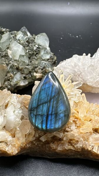 34.10ct 30.1x21.2 mm Natural Labradorite