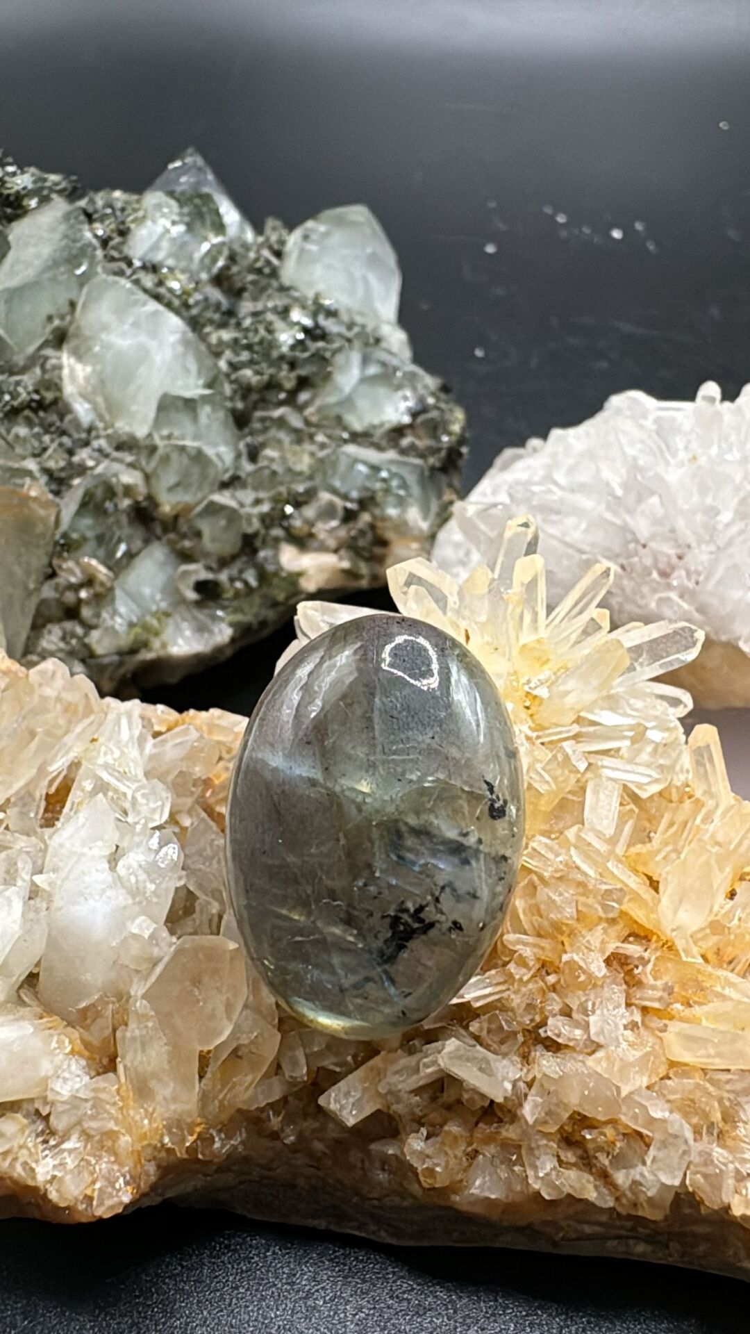 29.70ct 23.8x17.1 mm Natural Labradorite