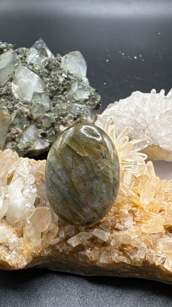 33.05ct 28x20.7 mm Natural Labradorite