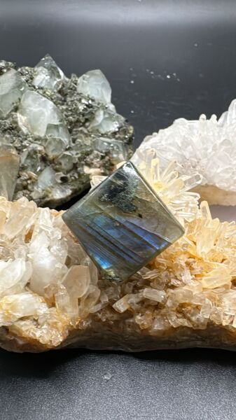 30.30ct 20x20 mm Natural Labradorite