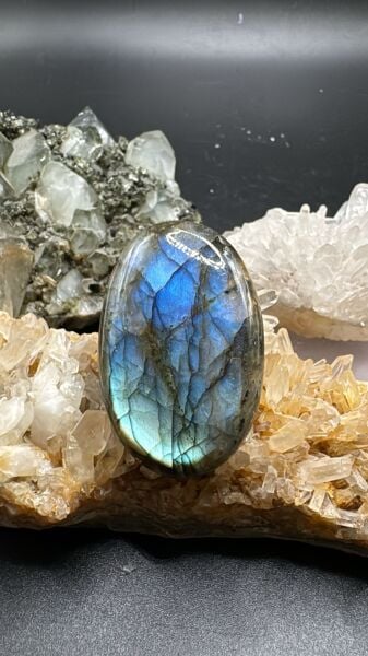 65.20ct 40.4x26.1 mm Natural Labradorite