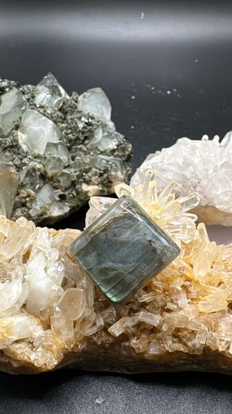 23.85ct 19.10x18 mm Natural Labradorite