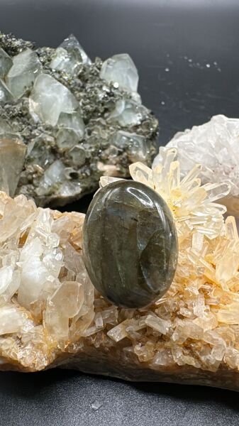 23.70ct 23.5x17.6 mm Natural Labradorite